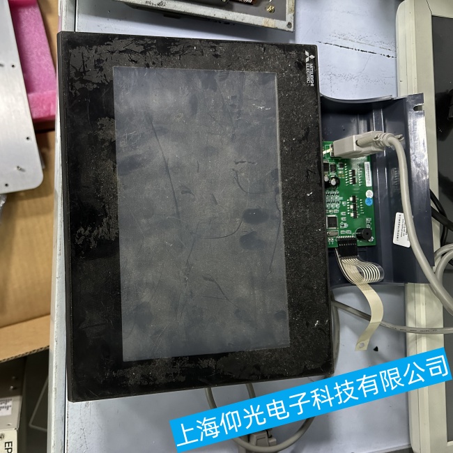 常州三菱觸摸屏GT1595系列通電后反復(fù)閃屏不開機(jī)故障維修售后點